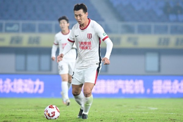 配资门户网站平台 李扬在蓉城1-0三镇的比赛首发出战，迎生涯第100场中国顶级联赛